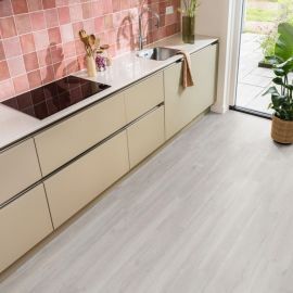 Laminaat Eiken Lichtgrijs brede plank 02426 inclusief ondervloer plinten gratis gelegd