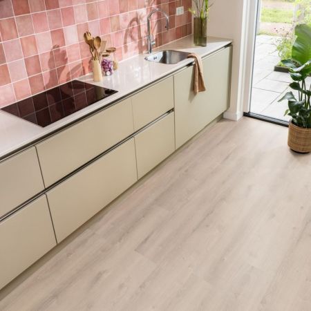 Laminaat Eiken Blond brede plank 06021 inclusief ondervloer plinten gratis gelegd